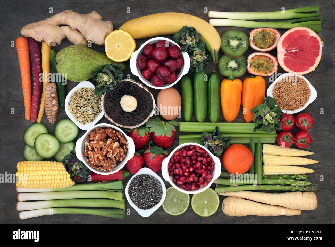 Super Food Konzept für gute Gesundheit mit frischem Obst und Gemüse, Milchprodukte, Gewürze, Nüsse und Samen mit Lebensmitteln. Stockfoto
