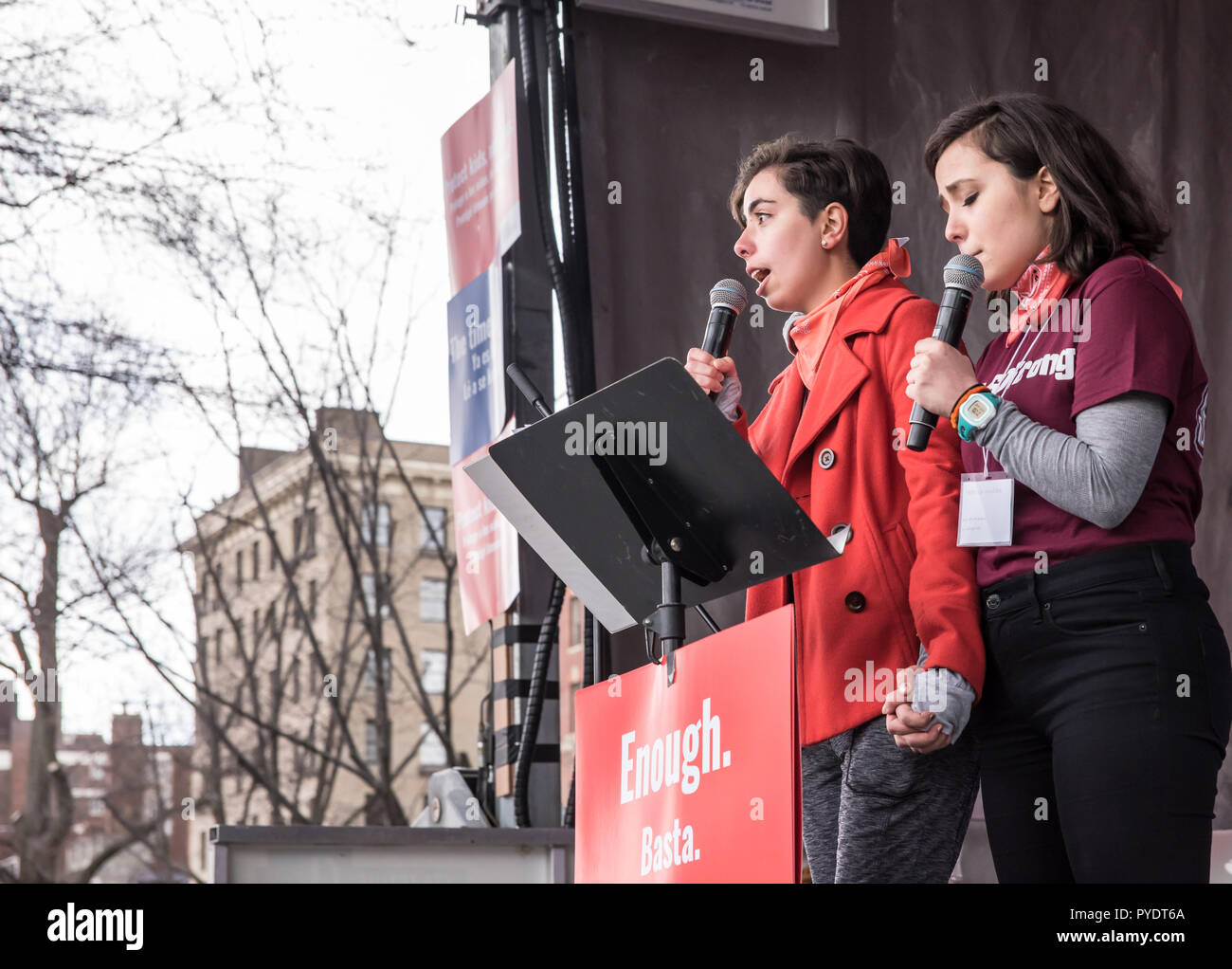 Die Schwestern Leonor und Beca Muñoz sprechen auf der Bühne bei der Kundgebung vom 2018. März für unser Leben in Boston. Stockfoto