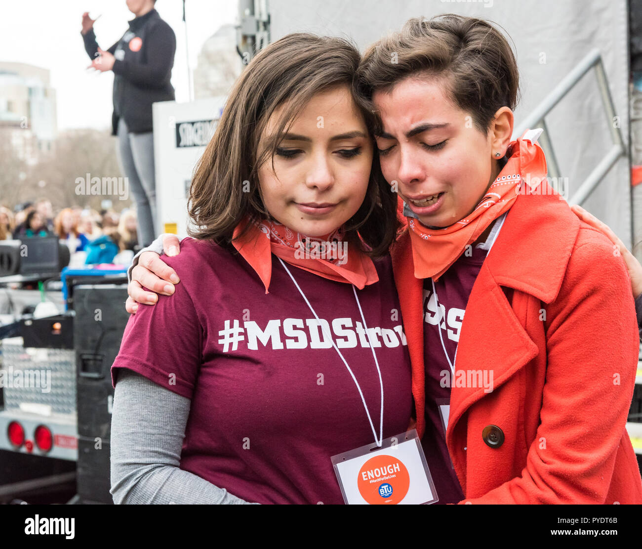 Die Schwestern Leonor und Beca Muñoz zeigen ihre Emotionen bei der 2018 März für unser Leben Boston Stockfoto