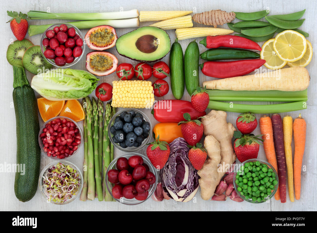Super Food Konzept für eine gesunde Ernährung mit Obst, Gemüse, Kräutern und Gewürzen mit Lebensmittel, die einen hohen Gehalt an Antioxidantien, Anthocyane, Ballaststoffe und Vitamin Stockfoto