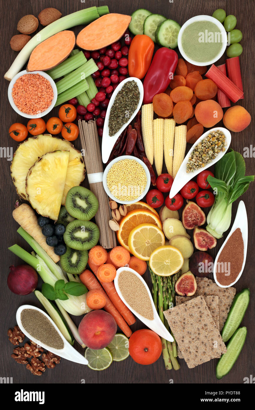 Gesundheit Nahrung für Diät und Gewichtsverlust Konzept mit Gemüse, Obst, Getreide, Vollkorn Nudeln, Roggen Cracker, Muttern, zu ergänzen, zu Pulver, Gewürze und Stockfoto
