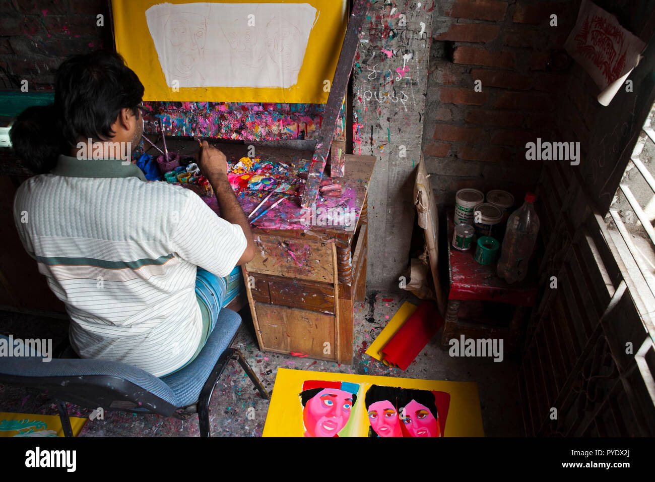 Proshanto Kumar Das, Sohn von Raj Kumar Das, am besten als RK Das, einer der ersten Generation Rikscha Künstler in Bangladesch bekannt ist, ist in der Malerei ein ric Stockfoto