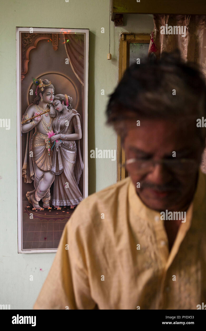 Raj Kumar Das, am besten als RK Das, einer der ersten Generation Rikscha Künstler in Bangladesch bekannt ist, ist in seinem Studio in der Hauptstadt Dhaka, am 8. Mai 2012. Th Stockfoto