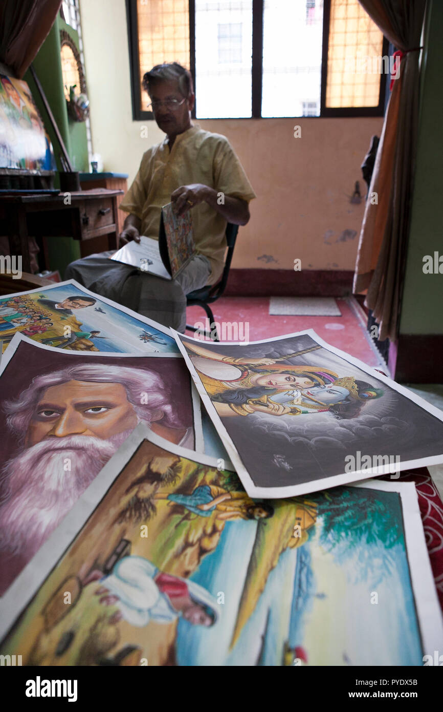 Kunstwerke von Raj Kumar Das erstellt, am besten als RK Das, einer der ersten Generation Rikscha Künstler in Bangladesch bekannt sind, sind in seinem Studio in der Hauptstadt gesehen Stockfoto