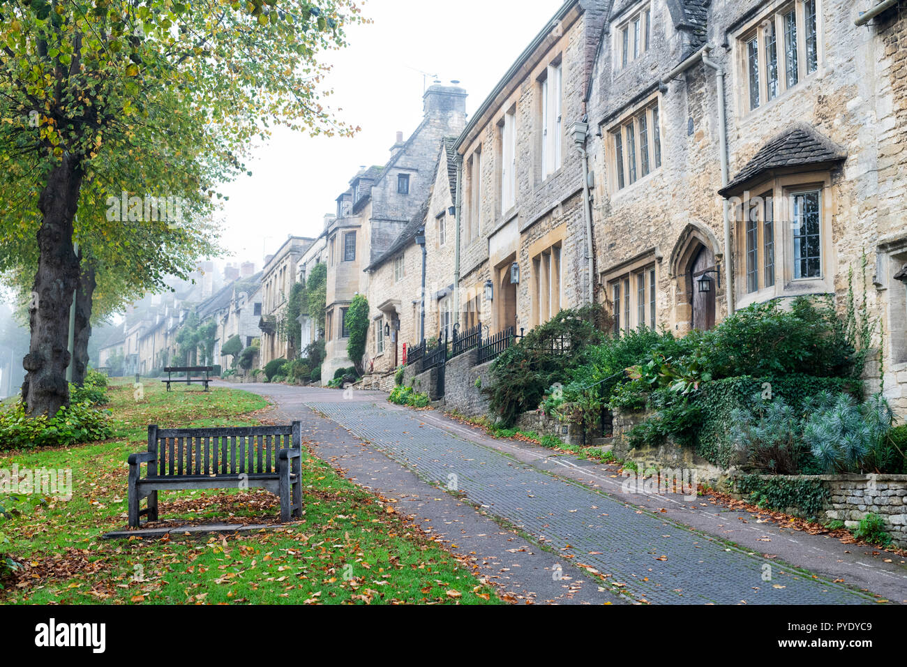 Cotswold Häuschen auf dem Hügel in Burford im Herbst Nebel. Burford, Cotswolds, Oxfordshire, England Stockfoto