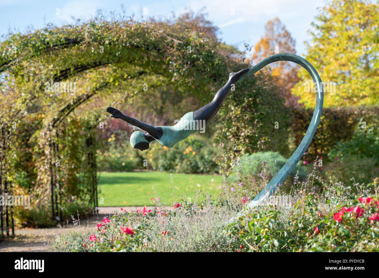 Diva Statue neben der Springbrunnen in der Cottage Garden an der RHS Wisley Gardens. England Stockfoto