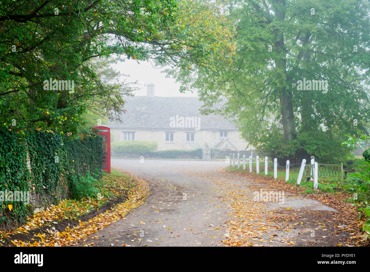 Swinbrook Dorf im Herbst Nebel. Swinbrook, Cotswolds, Oxfordshire, England Stockfoto
