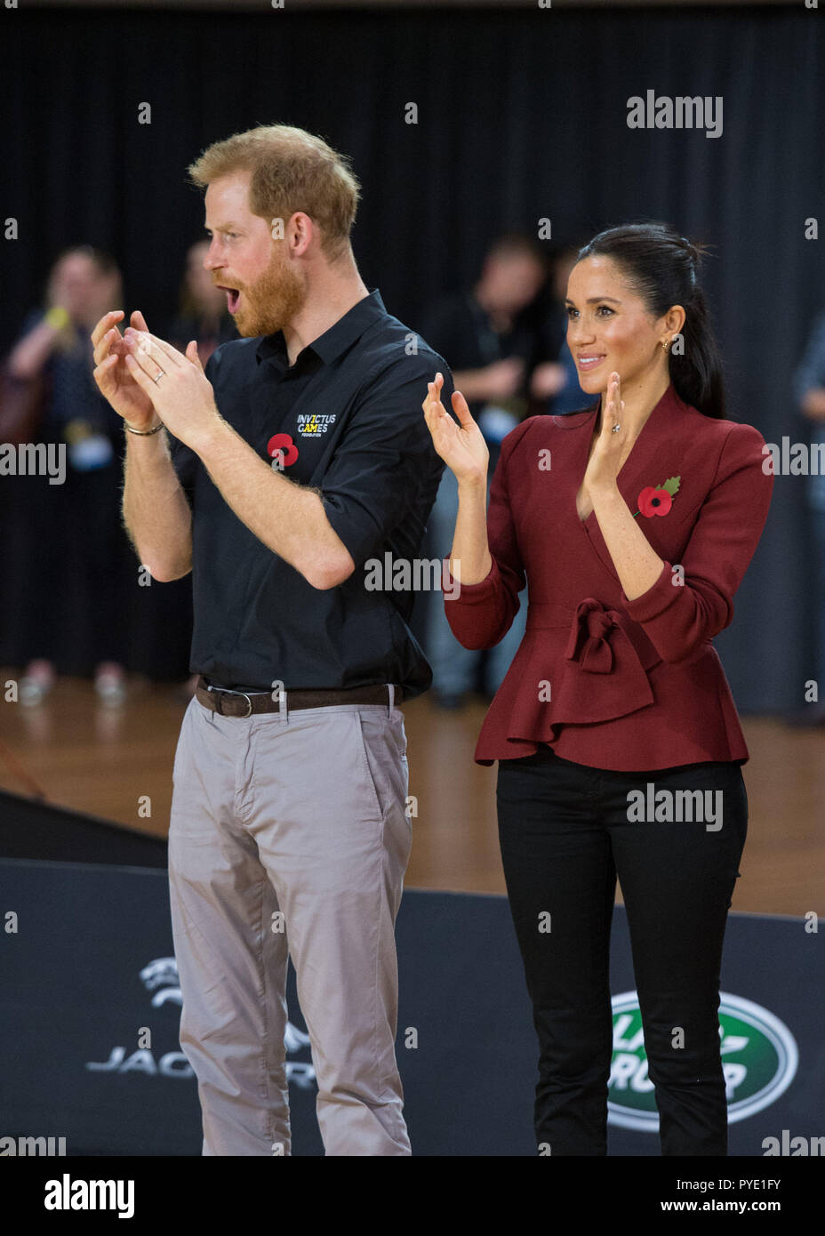 Der Herzog und die Herzogin von Sussex während der Medaille Präsentation auf der Invictus Games 2018 Rollstuhl basketball Finale in Sydney. Stockfoto