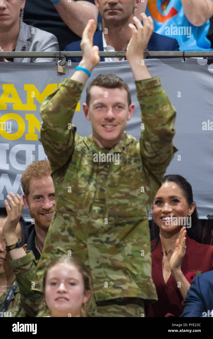 Der Herzog und die Herzogin von Sussex beobachten die Invictus Games 2018 Rollstuhl basketball Finale in Sydney. Stockfoto