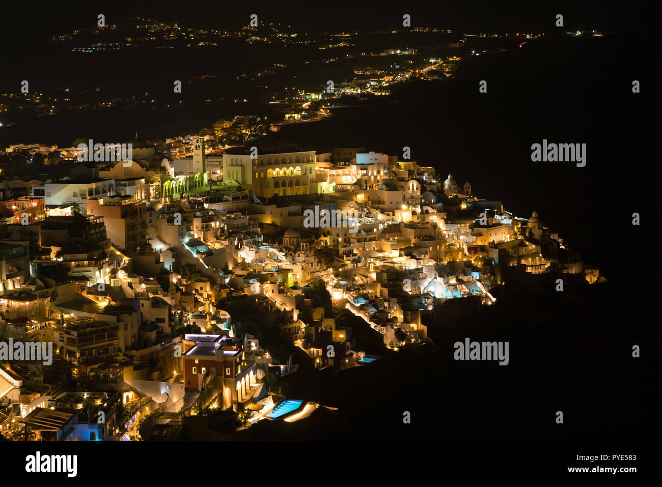 Die Stadt Fira Luftaufnahme in der Nacht Zeit, Santorini. Fira ist die moderne Hauptstadt der Insel Santorini, Kykladen, Griechenland. Stockfoto