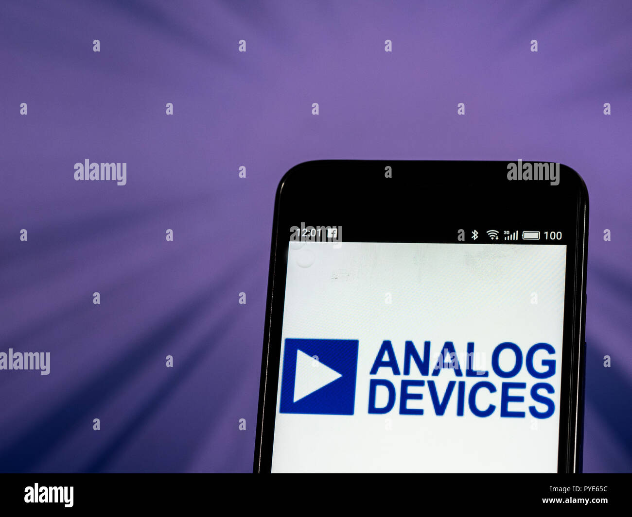 Analog Devices, Inc Logo auf Smart Phone gesehen angezeigt. Analog Devices, Inc., auch als ADI oder Analoge bekannt, ist eine US-amerikanische multinationale Unternehmen, spezialisiert auf die Konvertierung der Daten- und Signalverarbeitung Stockfoto