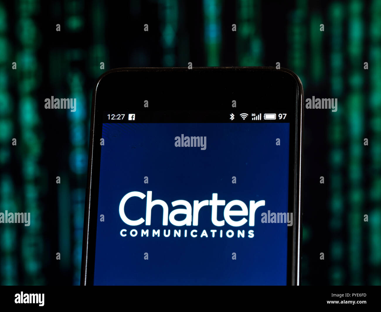 Charter Communications. Telekommunikation Firmenlogo auf dem Smartphone angezeigt. Charter Communications, Inc. ist ein US-amerikanisches Telekommunikationsunternehmen, die seine Dienstleistungen für Verbraucher und Unternehmen bietet unter dem Branding des Frequenzspektrums. Stockfoto