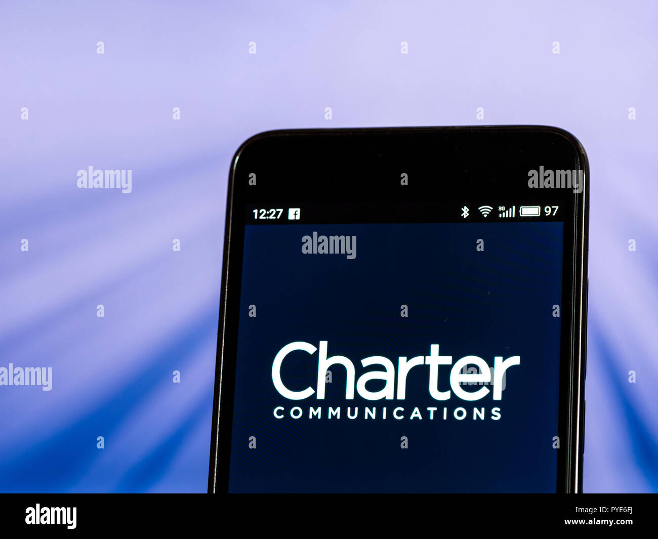 Charter Communications. Telekommunikation Firmenlogo auf dem Smartphone angezeigt. Charter Communications, Inc. ist ein US-amerikanisches Telekommunikationsunternehmen, die seine Dienstleistungen für Verbraucher und Unternehmen bietet unter dem Branding des Frequenzspektrums. Stockfoto