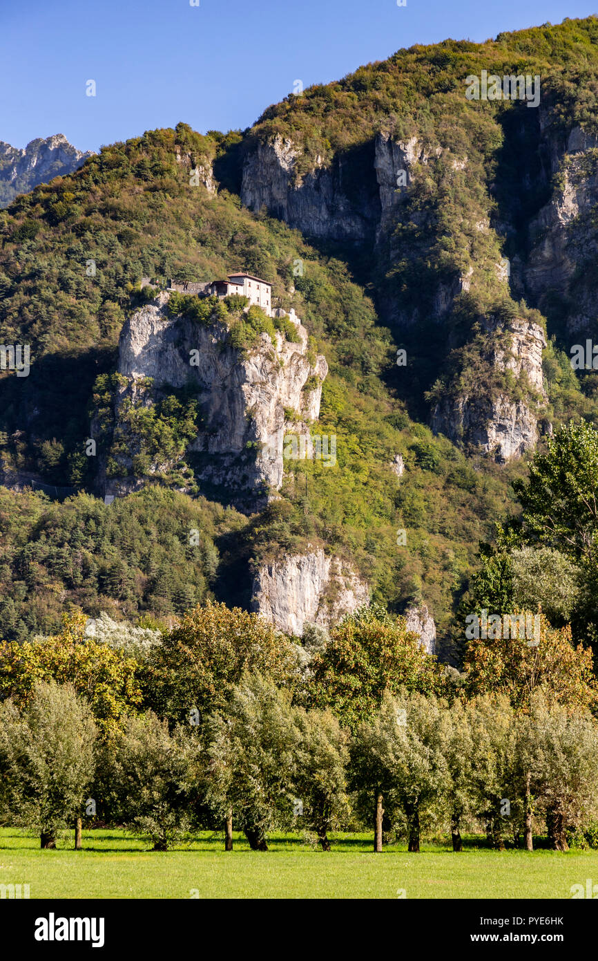 Gebäude hoch auf einem Felsen am Idrosee in Norditalien Stockfoto