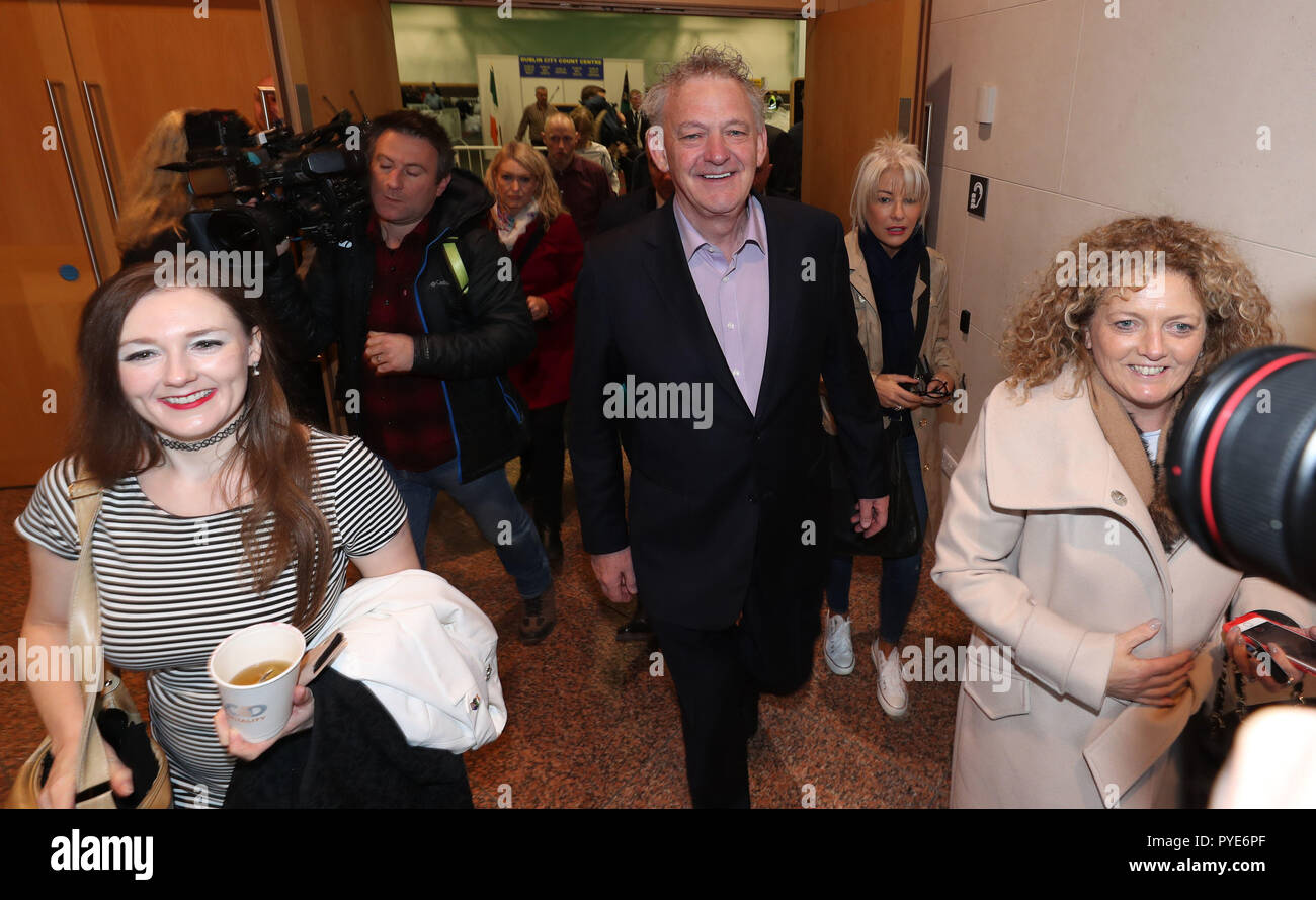 Kandidat Peter Casey und seine Frau Helen (rechts) kommen als bei der Auszählung der Stimmen auf der Convention Center beginnt, Dublin, in den Präsidentschaftswahlen in Irland Wahl am Samstag, mit etablierten Michael D Higgins auf Kurs einen erdrutschartigen Sieg zu sichern. Stockfoto