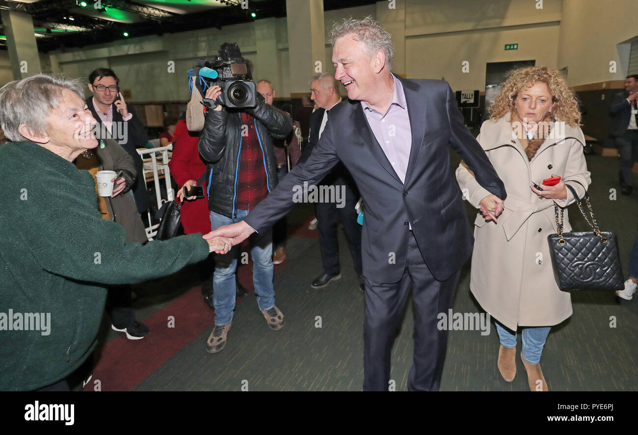 Kandidat Peter Casey und seine Frau Helen kommen als bei der Auszählung der Stimmen auf der Convention Center beginnt, Dublin, in den Präsidentschaftswahlen in Irland Wahl am Samstag, mit etablierten Michael D Higgins auf Kurs einen erdrutschartigen Sieg zu sichern. Stockfoto