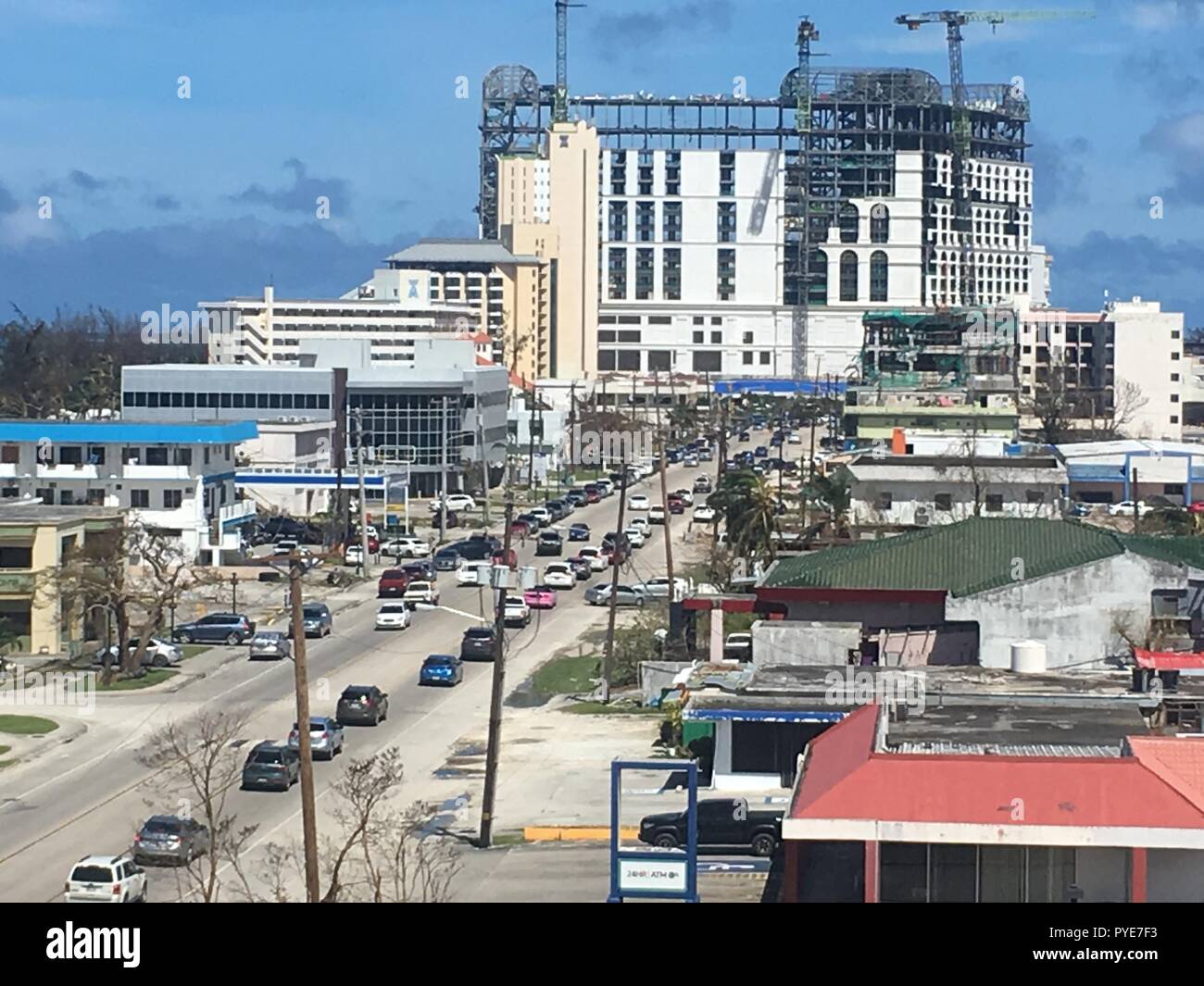 Die Menschen warten in der Linie für Kraftstoff auf Saipan, Okt. 27, 2018. Der größte Teil der Insel ist ohne Strom und die wenigen schnellen Stationen, die die einzige Möglichkeit für Leute, die die Macht ihrer Generatoren. (U.S. Coast Guard Foto von Master Chief Petty Officer Lucas Pullen? freigegeben) Stockfoto