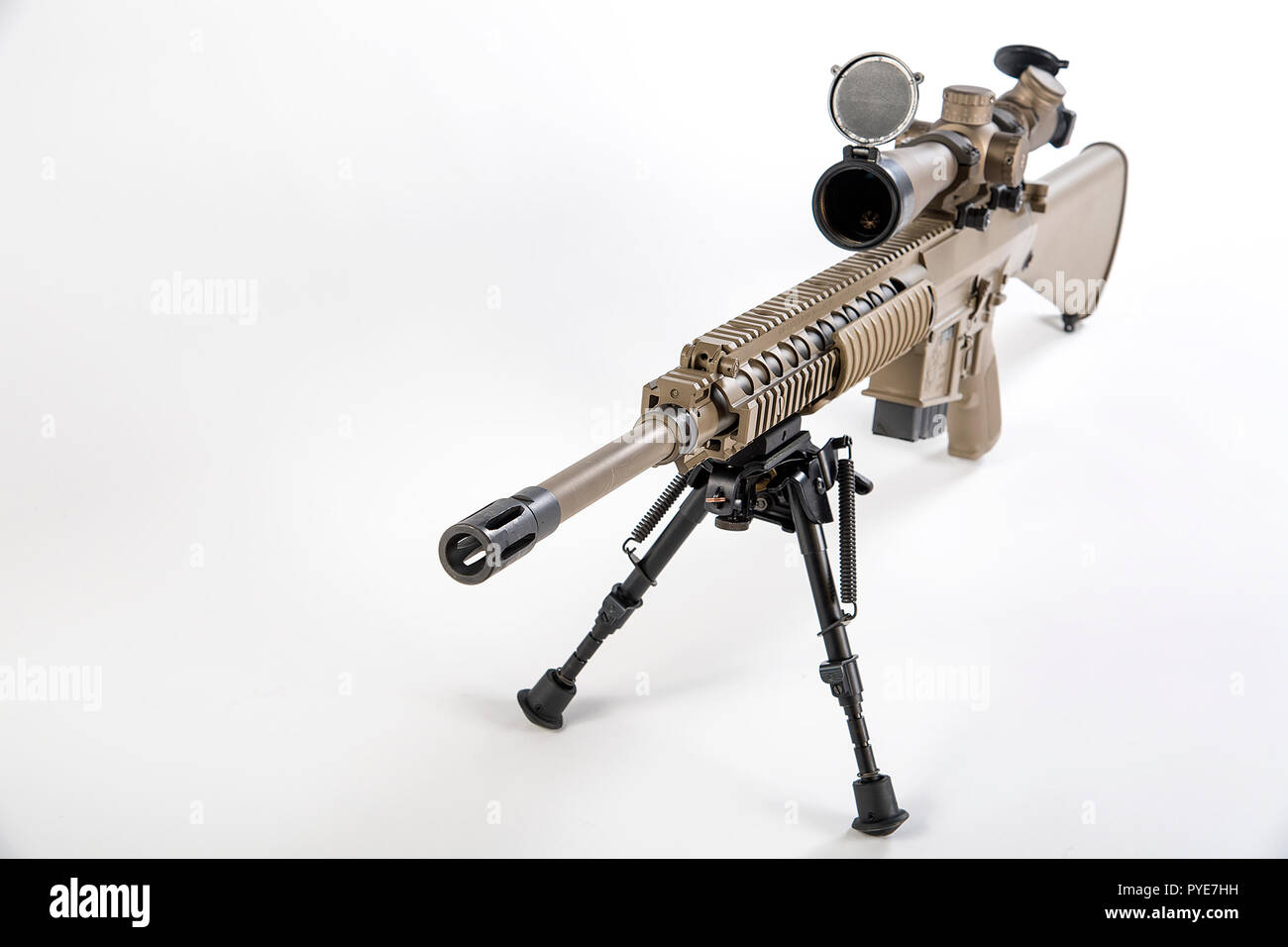 Die M110 Halbautomatische Sniper System (M110 SASS) ist eine US-amerikanische Halbautomatische Scharfschützengewehr/Designated marksman Rifle, der für die 7,62 × 51 mm NATO runde Gekammert ist. Es wurde von der US-Waffe des Herstellers Ritter Rüstung Unternehmen entwickelt. Die M110 Halbautomatische Sniper System soll die M24 Sniper Waffe System durch Scharfschützen, die Aufklärer zu ersetzen, Designated Marksman, oder Squad erweiterte Scharfschützen in der United States Army. Das United States Marine Corps verwendet auch die M110 M 39 und alle Mk 11 als Ergänzung für die M40 A5 zu ersetzen. Das Gewehr hat beidhändig Funktionen wie ein Doppelzimmer Stockfoto