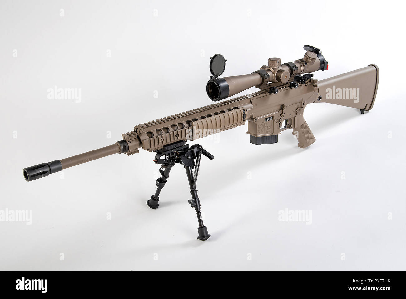 Die M110 Halbautomatische Sniper System (M110 SASS) ist eine US-amerikanische Halbautomatische Scharfschützengewehr/Designated marksman Rifle, der für die 7,62 × 51 mm NATO runde Gekammert ist. Es wurde von der US-Waffe des Herstellers Ritter Rüstung Unternehmen entwickelt. Die M110 Halbautomatische Sniper System soll die M24 Sniper Waffe System durch Scharfschützen, die Aufklärer zu ersetzen, Designated Marksman, oder Squad erweiterte Scharfschützen in der United States Army. Das United States Marine Corps verwendet auch die M110 M 39 und alle Mk 11 als Ergänzung für die M40 A5 zu ersetzen. Das Gewehr hat beidhändig Funktionen wie ein Doppelzimmer Stockfoto