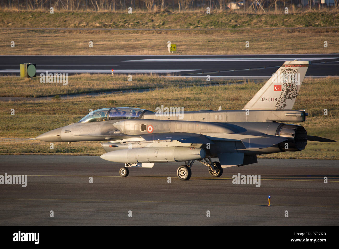 Eine türkische F-16 Landung in Bodø, Norwegen, nach einem übungsflug in norwegischen Luftraum. Foto durch ODER -8 Sebastien Raffin/Französisch EIN Stockfoto