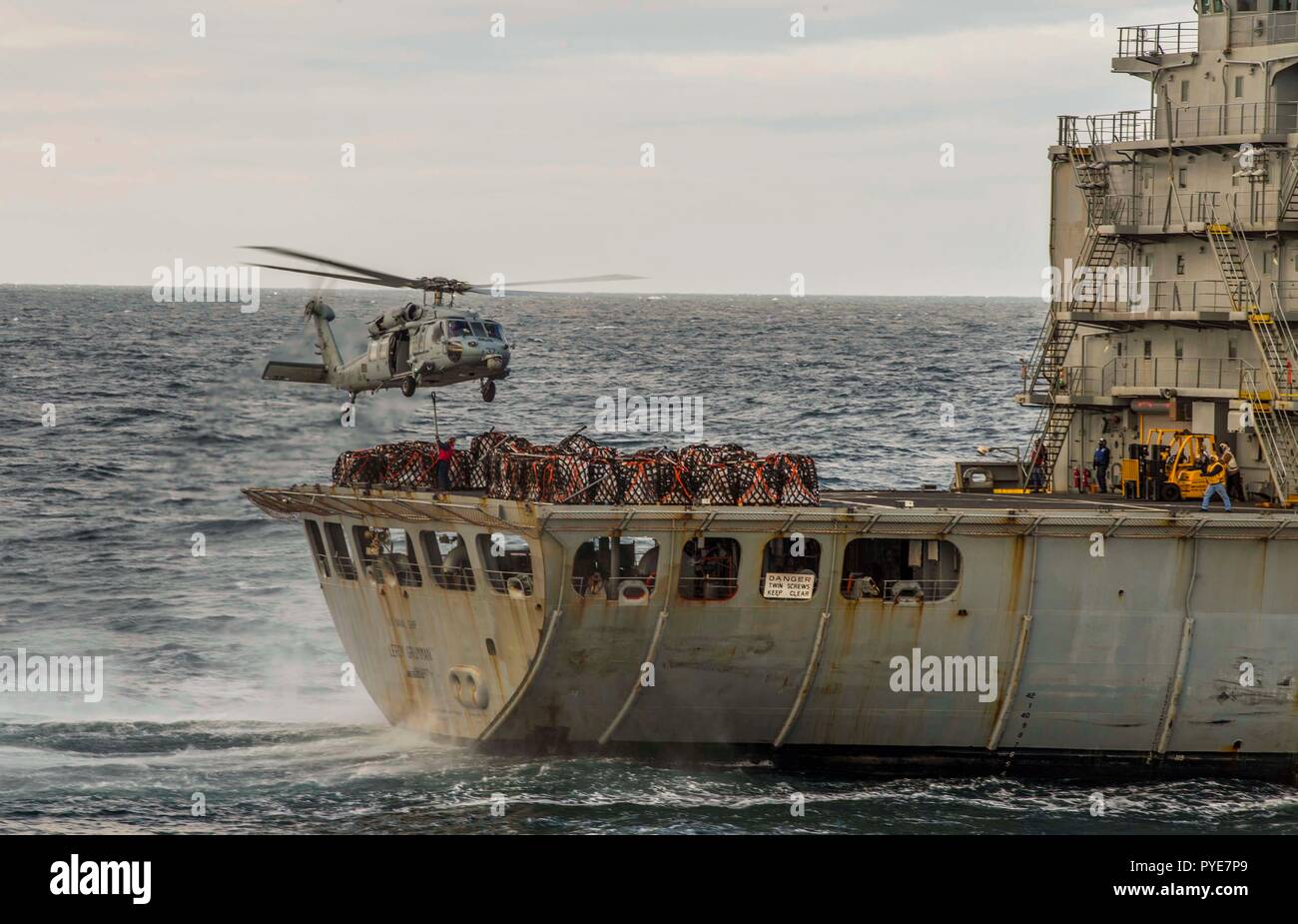 181025-N-KA 046-0383 NORDSEE (Okt. 25, 2018) - einem MH-60S Seahawk, zugeordnet zu den Hubschrauber Meer Combat Squadron (HSC) 28, nimmt Ladung von den schnell bekämpfen Support ship USNS Leroy Grumman (T-AOE195) während der Durchführung einer laufenden Auffüllung für Kommando und Kontrolle Schiff USS Mount Whitney (LCC 20), Okt. 25, 2018. Während die Auffüllung der Mount Whitney, die über mehr als 205.000 Liter Dieselkraftstoff und 48 Paletten der Fracht, Bestimmungen und e-mail. Mount Whitney, Vorwärts- und Gaeta, Italien eingesetzt, ist unterwegs in das multilaterale Übung Trident Punkt 18 zu beteiligen. (U.S. Marine ph Stockfoto