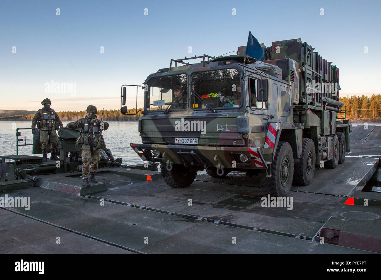Die deutschen Soldaten aus der 2. Firma multinationalen Engineer Battalion der Sehr hohe Bereitschaft, Joint Task Force (VJTF) durch den Fluss zu überqueren, Training auf dem Fluß Rena mit amphibischen Fähre Fahrzeuge M3. Crossing Over-Rakete (SAM) System Patriot aus der deutschen Luftwaffe. NATO-Übung Trident Punkt in Norwegen, Rena am 24. Oktober 2018. Foto: SGM Marco Dorow, Bundeswehr Stockfoto