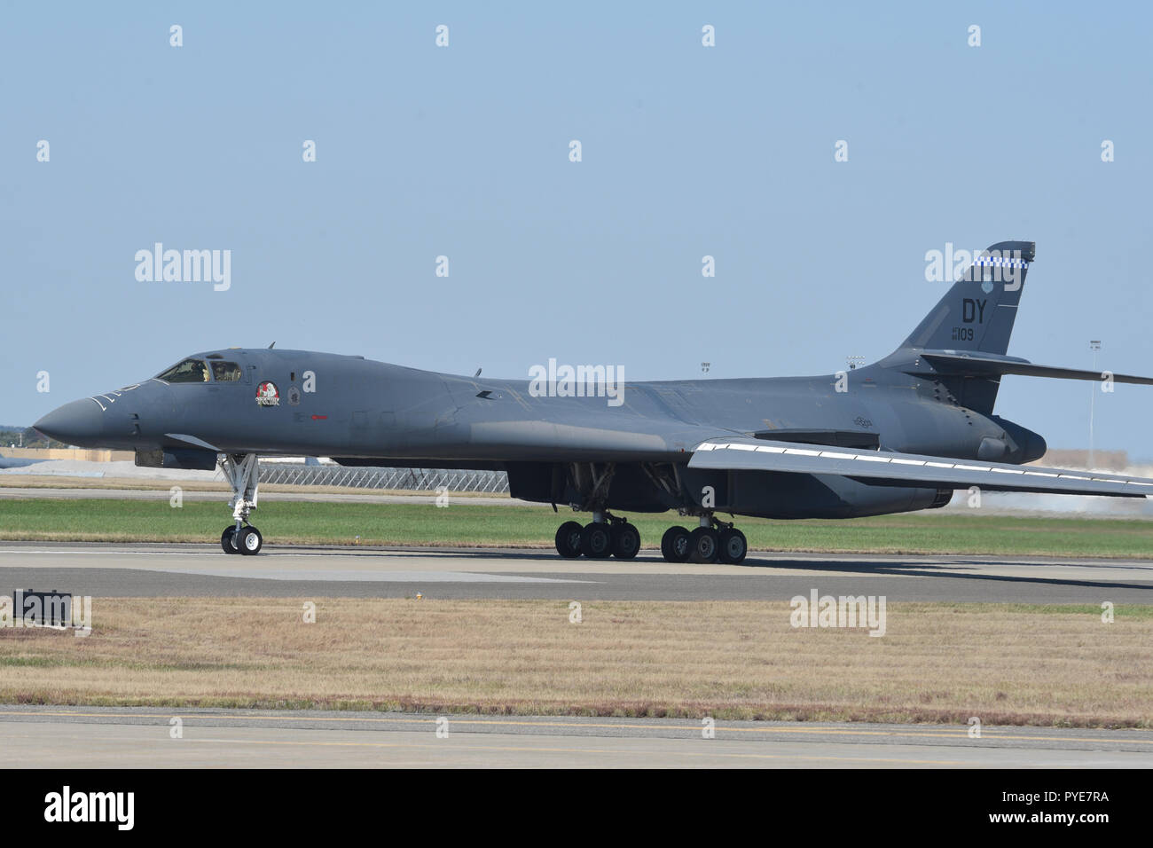 B-1 B Lancer, 86-0109, Taxis in Richtung Parkplatz Rampe bei Tinker Air Force Base, Oklahoma, Oktober 26, 2018, nach einer Fähre Flug von Midland International Air und Space Port bevor die Induktion an Depot, Instandhaltung und Upgrades mit der Oklahoma City Air Logistics Komplex. Bei einer routinemäßigen Schulung Flug 1. Mai, der DYESS AFB B-1 B hatte einen Flug in einem Notfall versucht, Auswurf. Die ersten Besatzungsmitglieder Sitz nicht bereitstellen und die Flugzeuge Commander angehalten Auswurf Sequenz und heroisch rettete das Flugzeug und Besatzung durch die Landung in Midland International Air & Space Port. Stockfoto