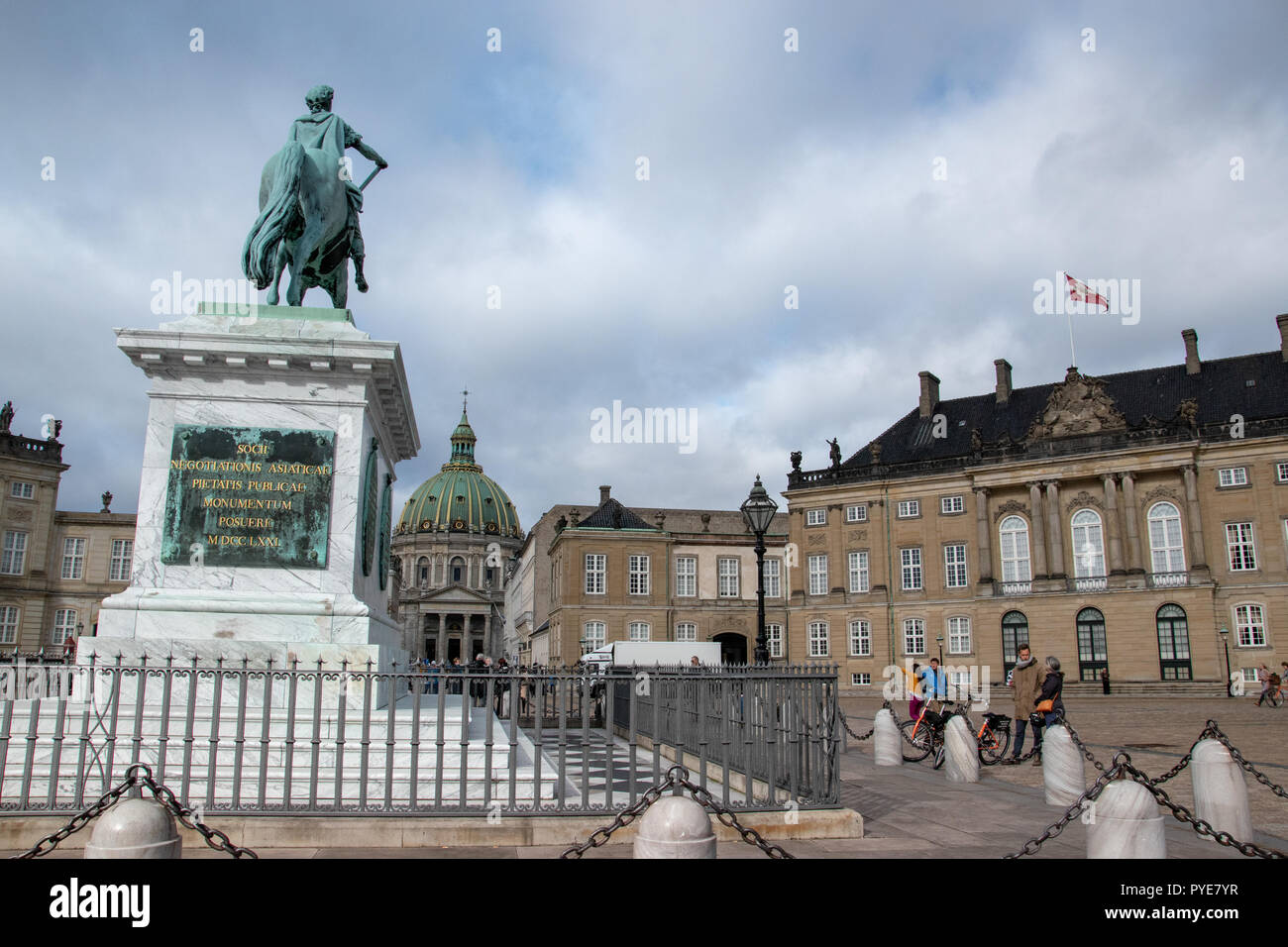 Reiterstandbild von König Frederik V vom französischen Bildhauer Jacques-Francois - Joseph Saly. Die Arbeiten begannen im Jahre 1753 und stellte im Jahr 1771, 5 Jahre nach König Fred Stockfoto