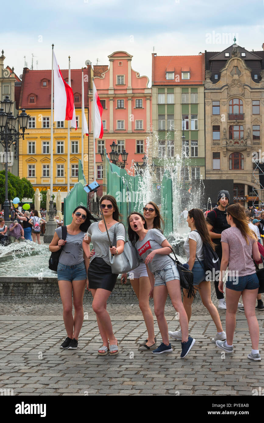 Selfie Mädchen im Teenageralter, eine Gruppe von Teenagern selfie posieren für ein Foto auf dem Marktplatz im Zentrum der Altstadt von Wroclaw, Polen. Stockfoto