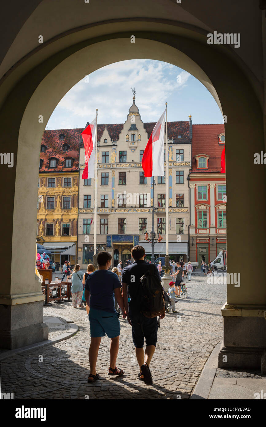 Wroclaw Polen, Blick auf zwei junge polnische Männer in den bunten Marktplatz (Rynek) in der zentralen Altstadt von Wroclaw, Polen. Stockfoto