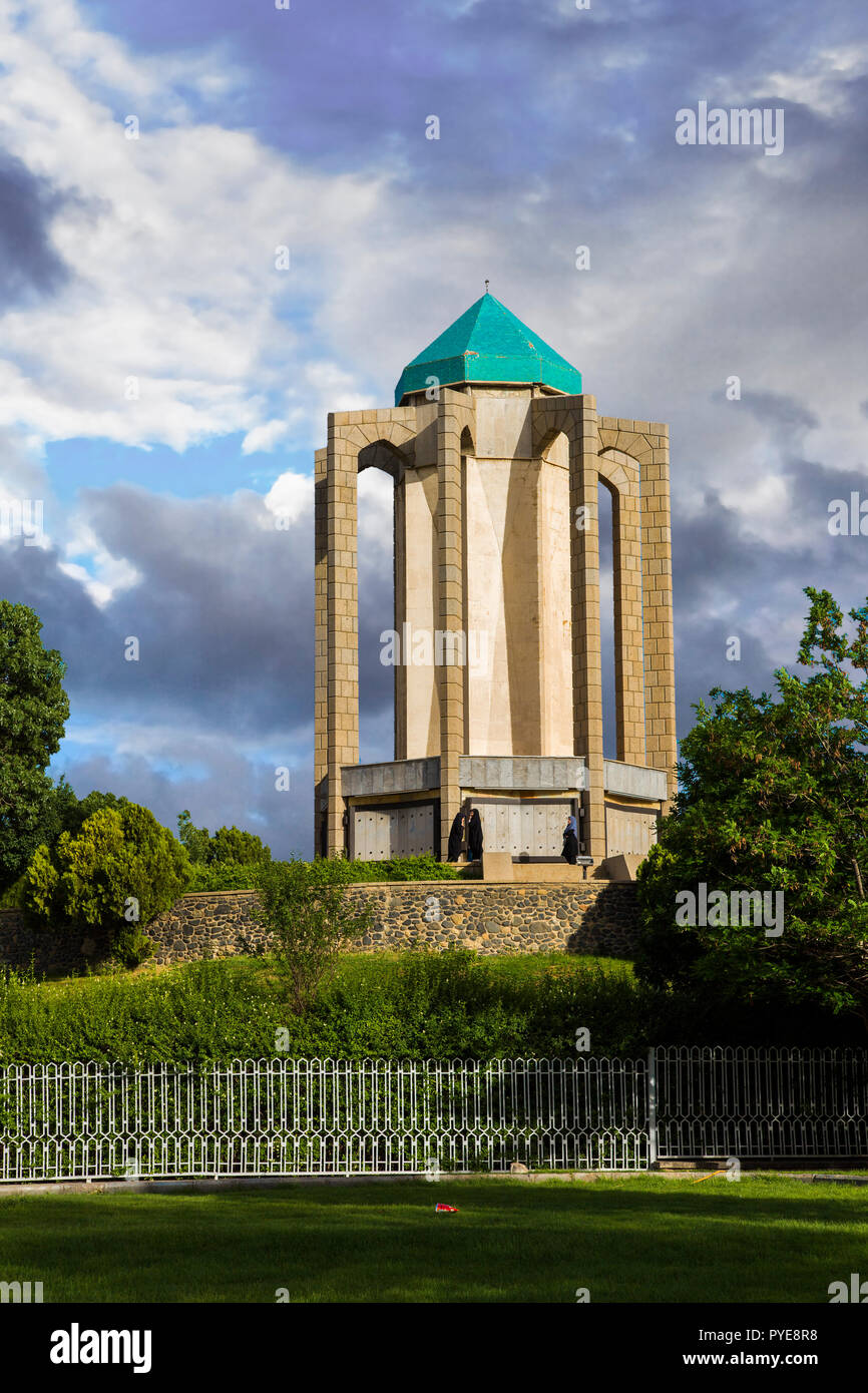 Das Grab von Scheich al-Rayees Abu Ali Sina (Avicenna), der berühmten iranischen Philosophen, Wissenschaftler und Arzt in Hamadan, Iran. Stockfoto