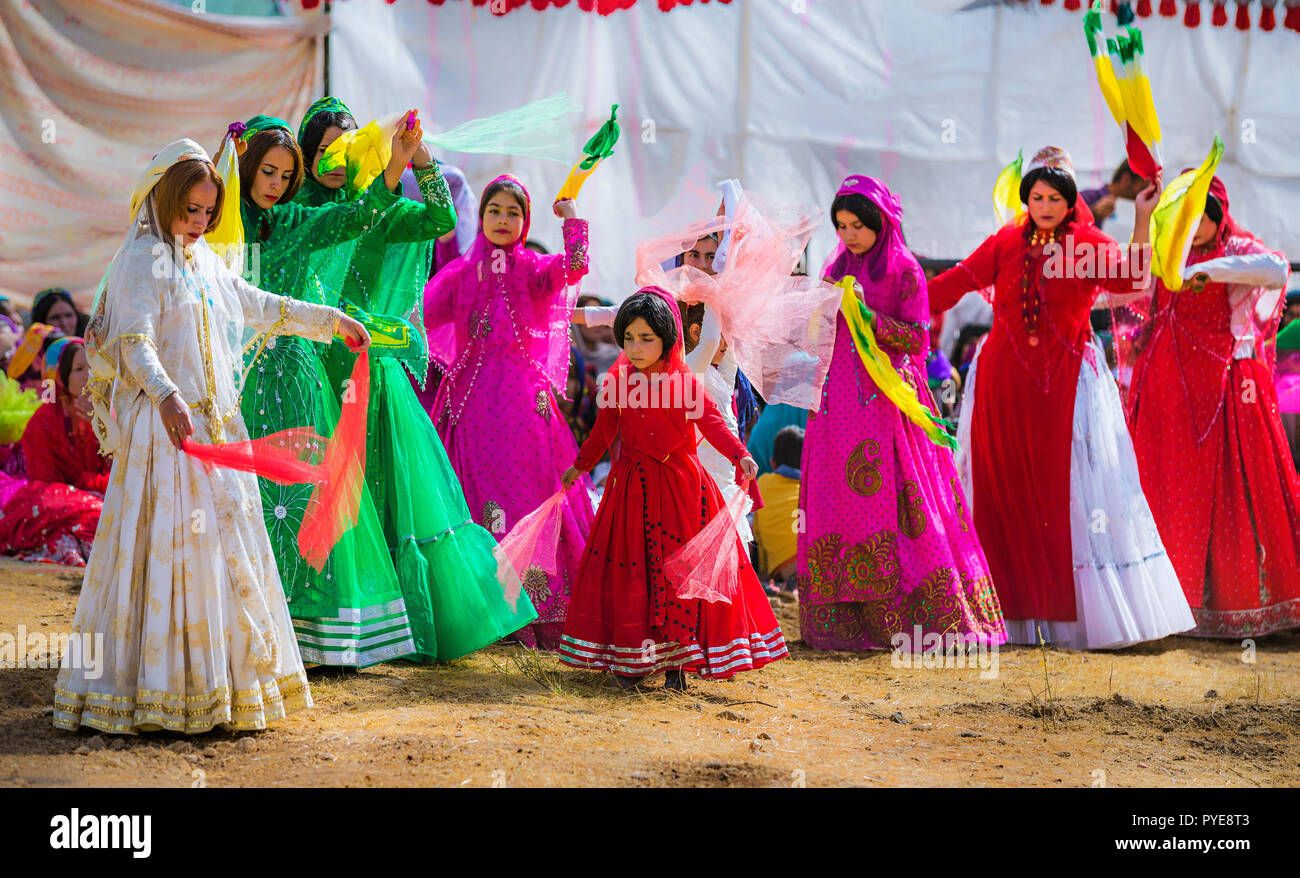 Qashqai traditionelle Tänze während der Hochzeitszeremonie, Nomaden Menschen des Iran. Stockfoto