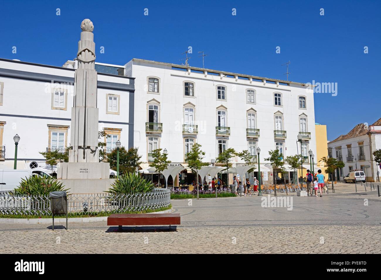 Blick auf die Frankreich Afrika war Memorial in der Praca de Republica mit Straßencafés auf der Rückseite, Tavira, Algarve, Portugal, Europa. Stockfoto