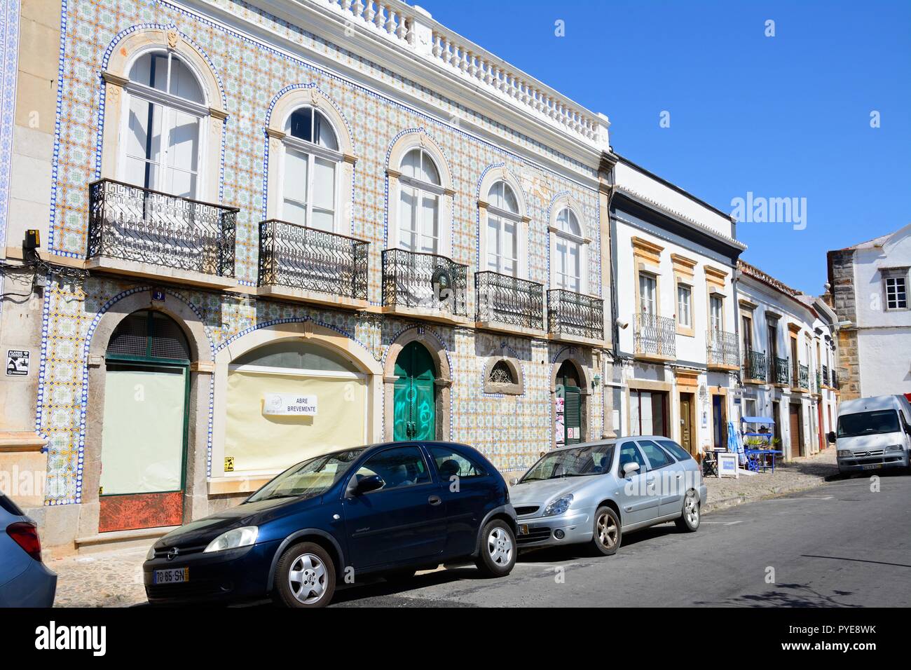 Traditionelle portugiesische Gebäude entlang Praca Arzt Antonio Padinha, Tavira, Algarve, Portugal, Europa. Stockfoto