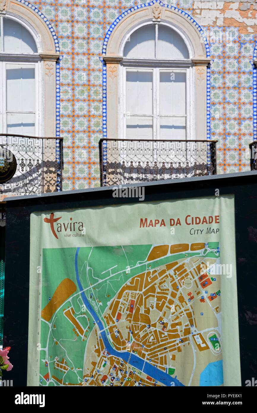 Stadtplan mit einem traditionellen portugiesischen Gebäude an der Rückseite entlang Praca Arzt Antonio Padinha, Tavira, Algarve, Portugal, Europa. Stockfoto