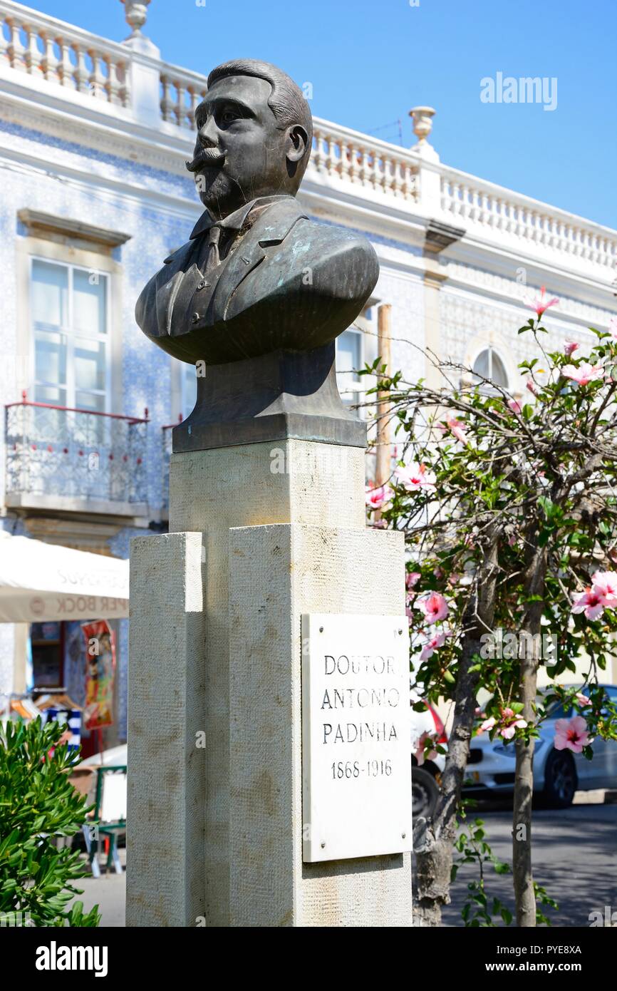 Büste denkmal Arzt Antonio Padinha in der Praca Arzt Antonio Padinha, Tavira, Algarve, Portugal, Europa. Stockfoto