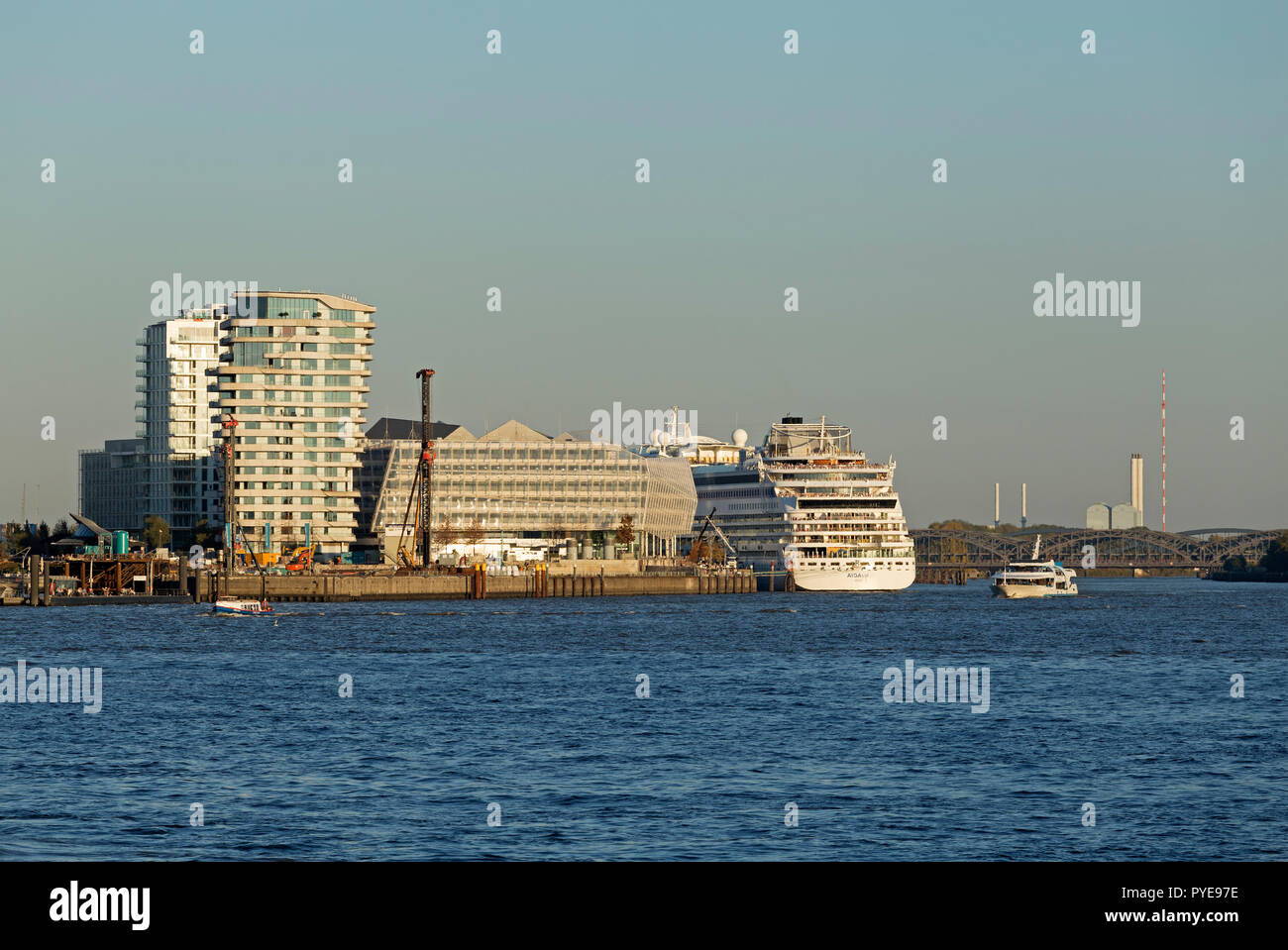 Kreuzfahrtschiff AIDAsol, Marco Polo Tower und Unilver House, Harbour City, Hamburg, Deutschland Stockfoto