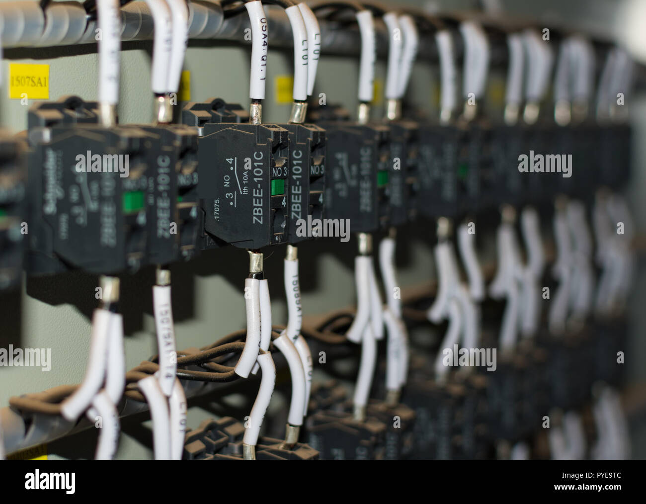 Elektrische Elemente in einem Schaltschrank Stockfotografie - Alamy