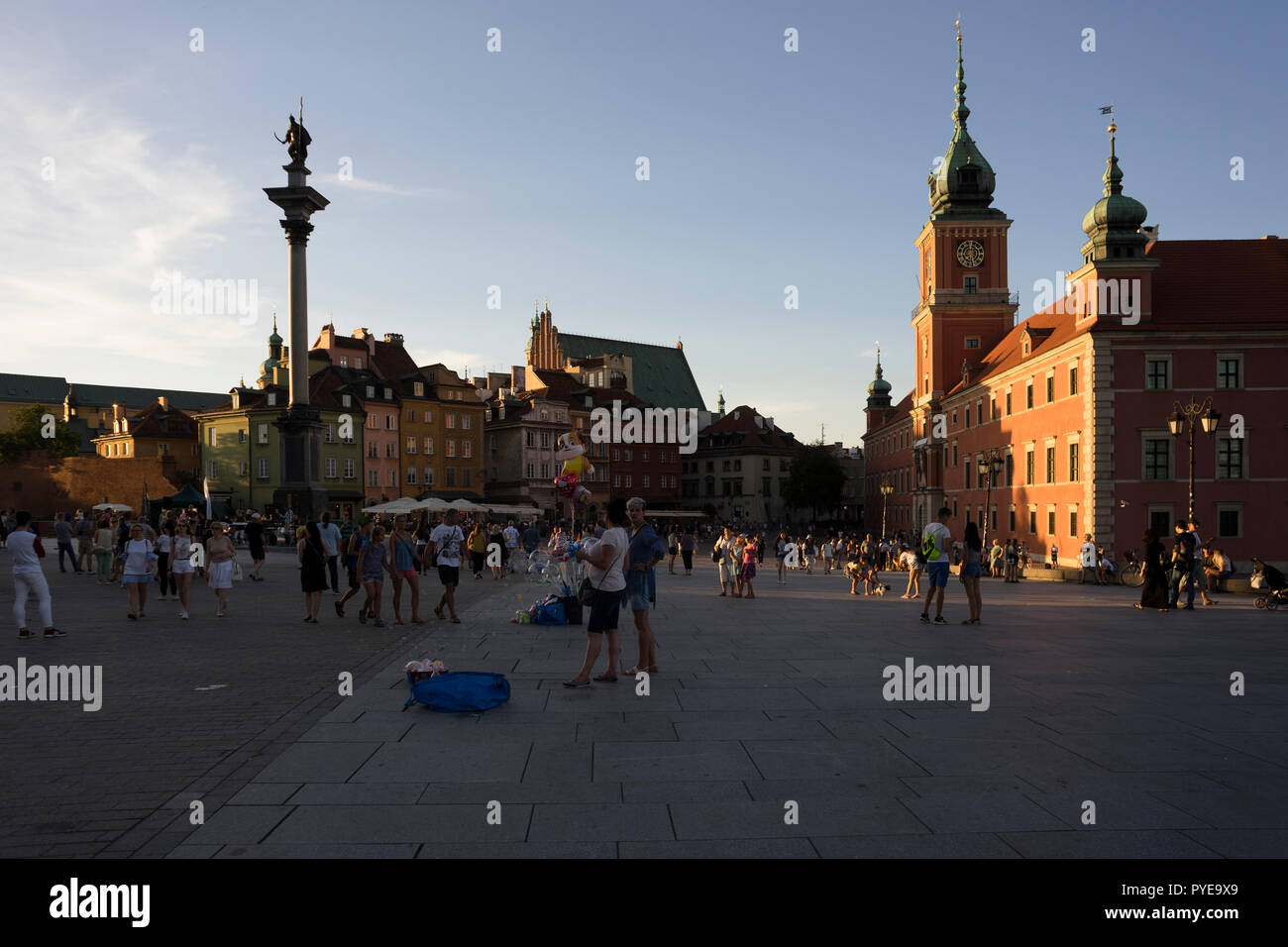 Der Schlossplatz in Warschau ist ein Treffpunkt für Touristen und Einheimische, die sich hier versammeln, Straßenkünstler und Konzerte zu sehen, Polen 2018. Stockfoto