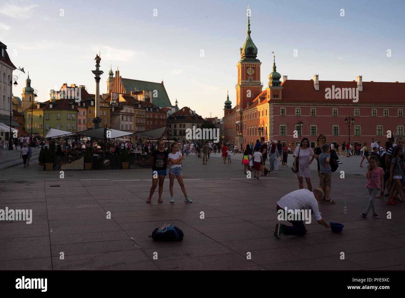 Der Schlossplatz in Warschau ist ein Treffpunkt für Touristen und Einheimische, die sich hier versammeln, Straßenkünstler und Konzerte zu sehen, Polen 2018. Stockfoto