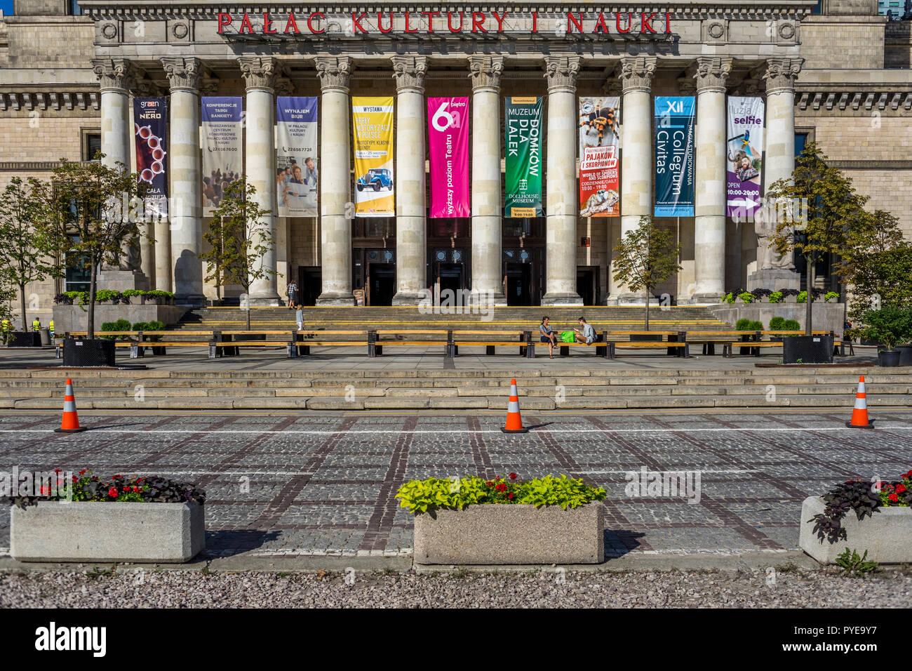 Einer der Eingänge der Palast der Kultur und Wissenschaft in Warschau, Polen 2018. Stockfoto