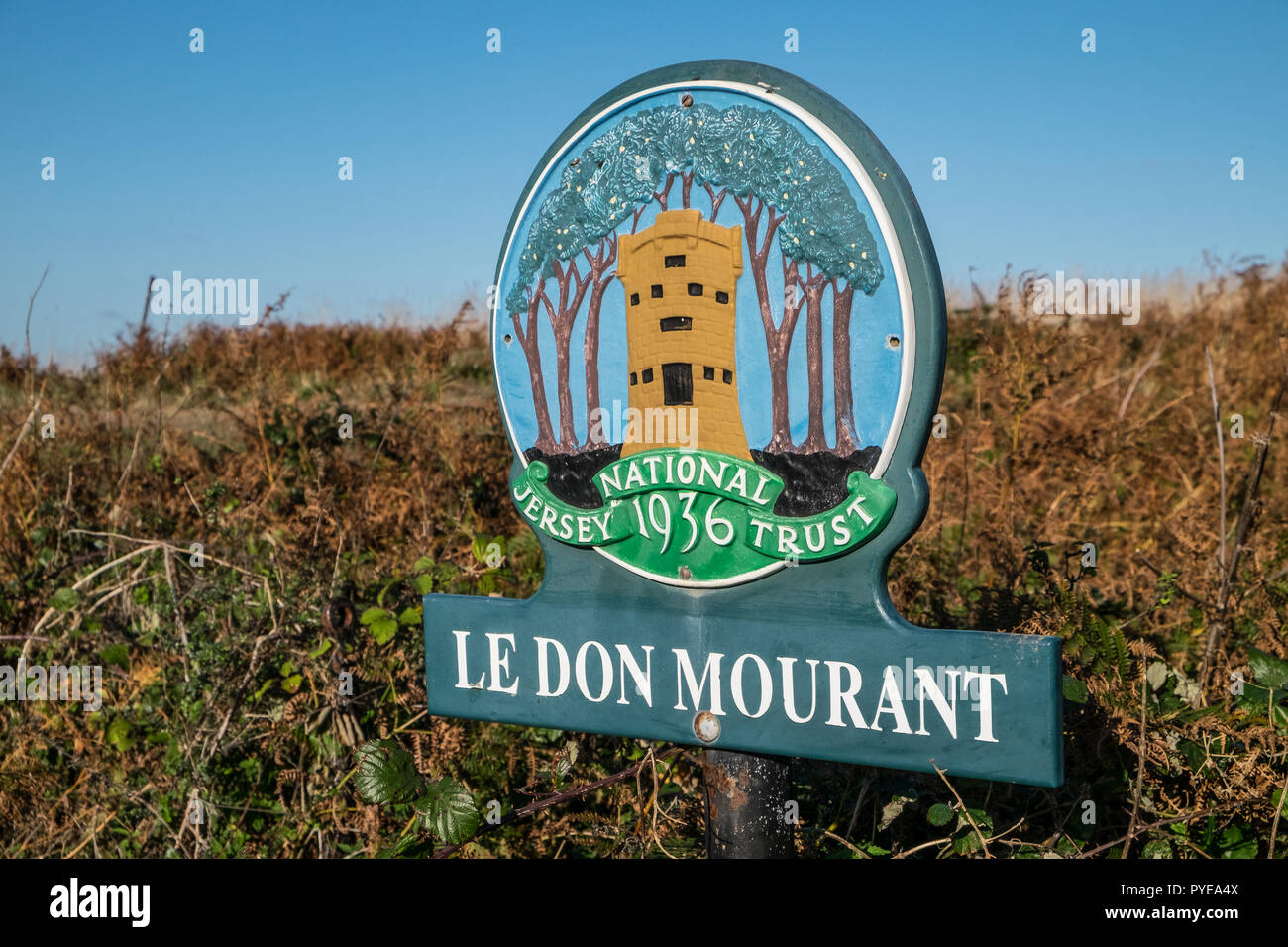 Le Don Mourant Jersey National Trust Sign an Crabbe an der Nordküste von Jersey Stockfoto