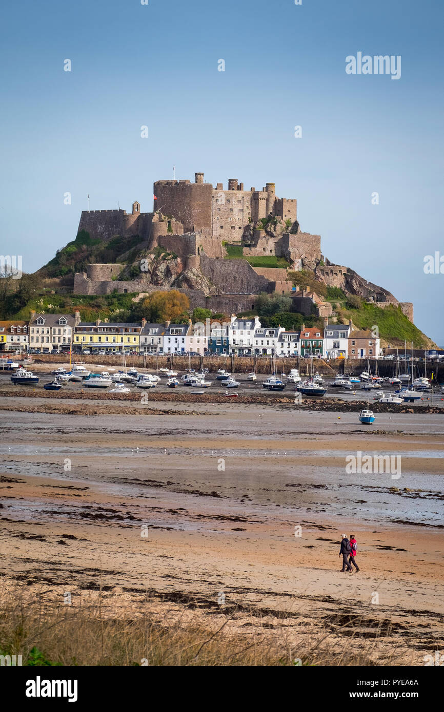 Mount Orgueil Castle auch als Gorey Castle im Bild von Long Beach in Grouville Bay Gorey, Jersey bekannt Stockfoto