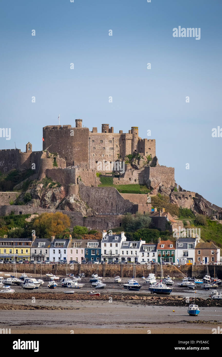 Mount Orgueil Castle auch als Gorey Castle im Bild von Long Beach in Grouville Bay Gorey, Jersey bekannt Stockfoto