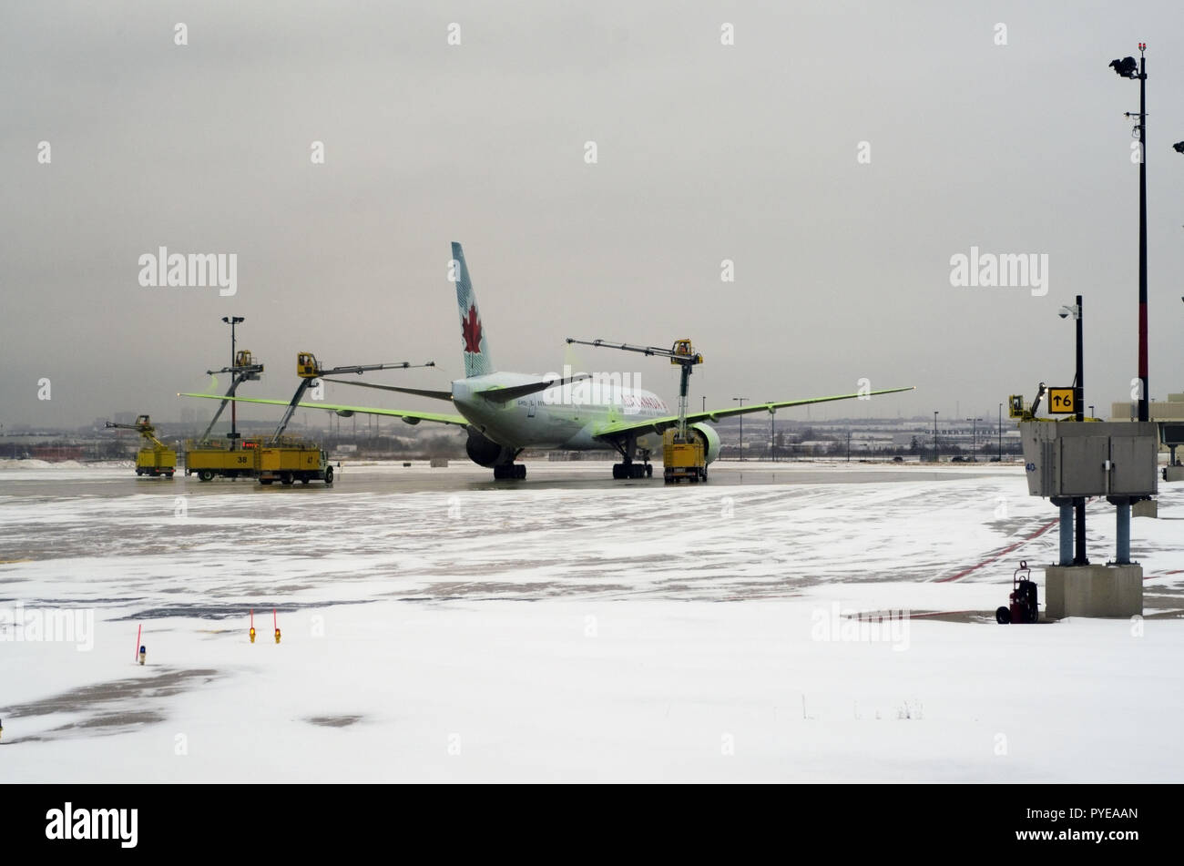 Flugzeuge sind Futter bis zu den schneebedeckten Landebahn vom Flughafen Toronto (YYZ), der größten Entfrostung Station in der Welt, behandeln zu lassen, bevor Sie abheben. Stockfoto