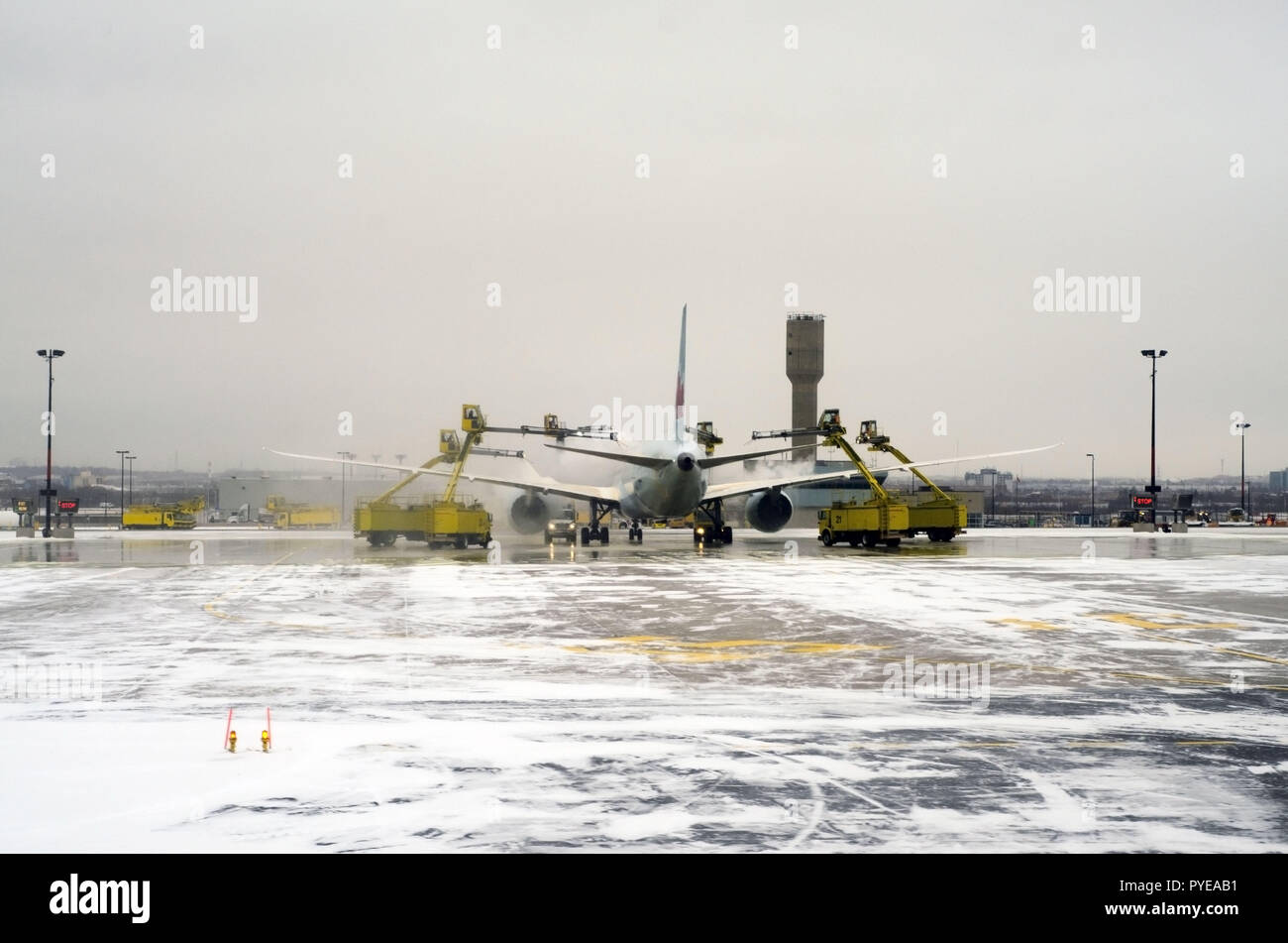 Flugzeuge sind Futter bis zu den schneebedeckten Landebahn vom Flughafen Toronto (YYZ), der größten Entfrostung Station in der Welt, behandeln zu lassen, bevor Sie abheben. Stockfoto