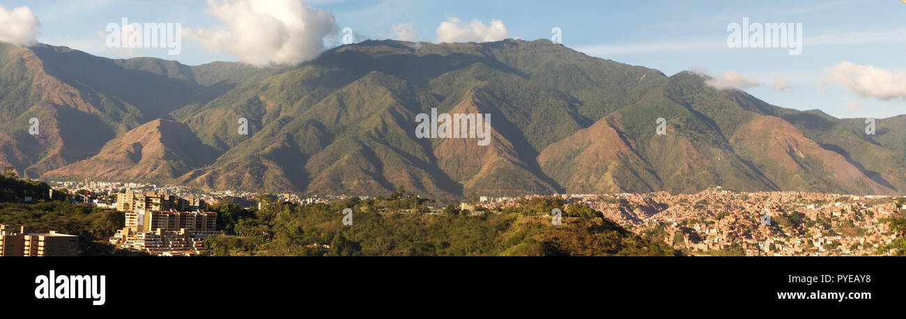 Panoramablick von Caracas und Cerro El Avila National Park, berühmten Berg in Venezuela Stockfoto