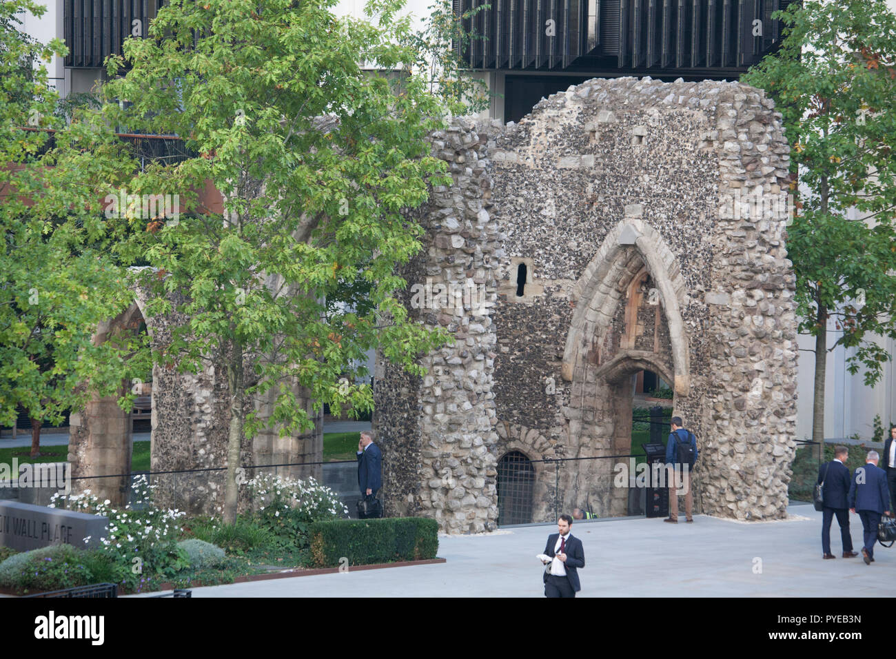 Der Turm von St. Elsyng Spital, Ruinen der mittelalterlichen Hospital, London Stockfoto