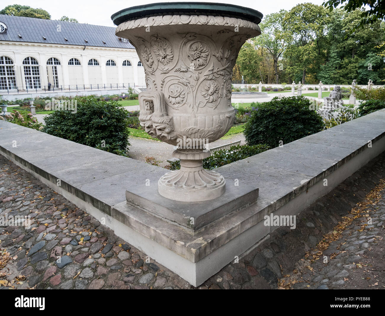 Dekorative Stein Vase vor der Alten Orangerie, Royal Lazienki Park, Warschau, Polen Stockfoto