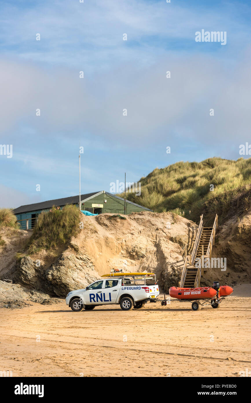 Die RNLI Rettungsschwimmer Hütte und Emergency Response Fahrzeug mit Anhänger auf Crantock Beach in Newquay in Cornwall. Crantock Beach ist ein Fest für gefährliche r Stockfoto